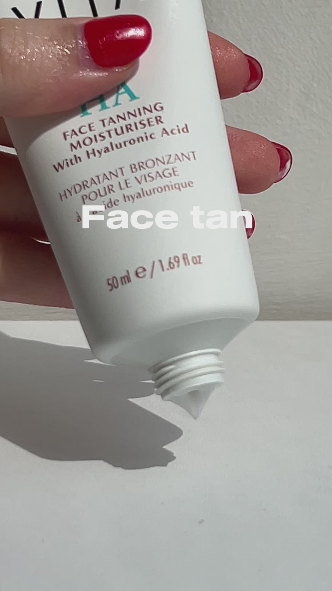 FACE TANNING MOISTURISER WITH HYALURONIC ACID